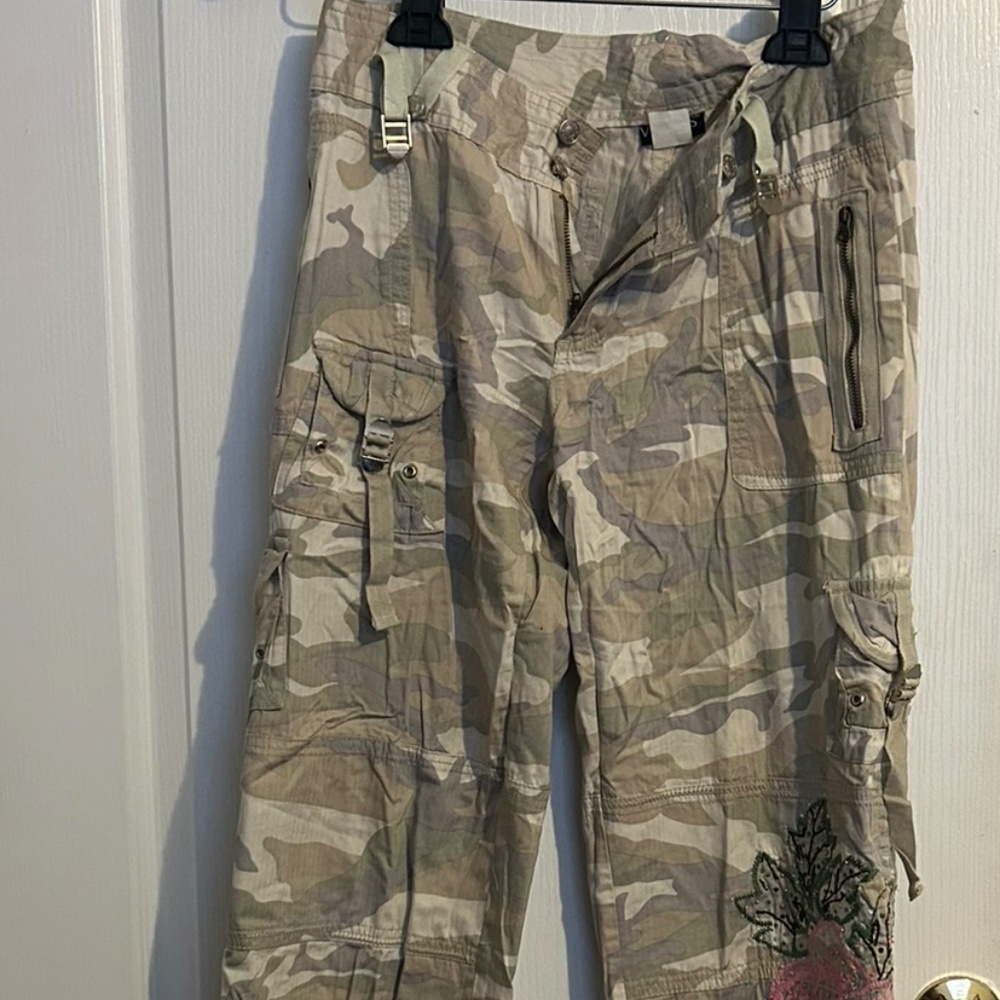Venus size 6 camo pants with pink appliqué